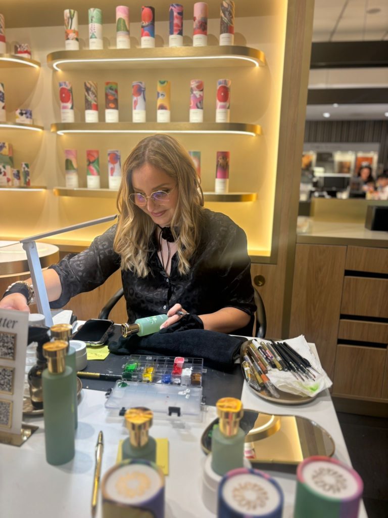 Sanda Letter_Engraver & Calligrapher in Switzerland_BOTTLE PAINTING_perfume hermetica