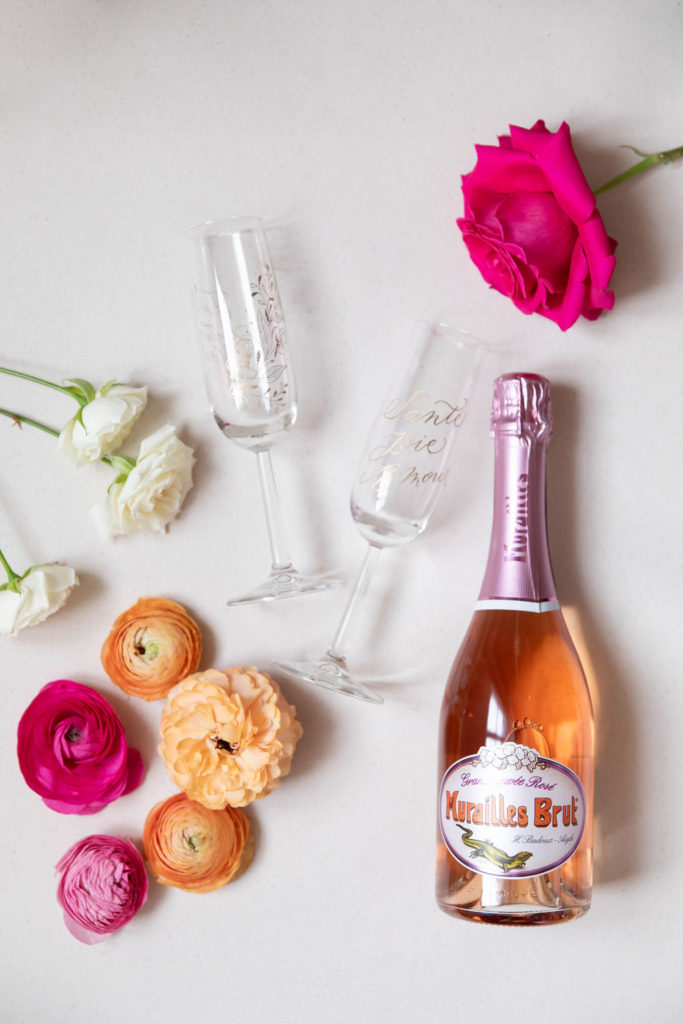 Sanda Letter engraving and calligraphy in siwtzrelrand - engraving on wine glasses flatlay