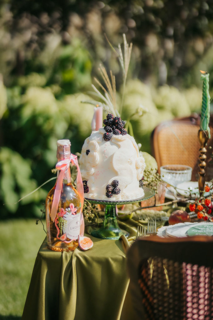 Sanda Letter_Engraver & Calligrapher in Switzerland_BOTTLE PAINTING_Figues and pink ribbons_Irene DG Photography_ShootingEchandens-052