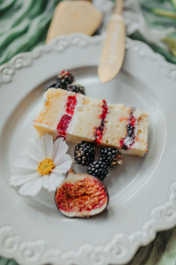 Sanda Letter_Engraver & Calligrapher in Switzerland_ENGRAVING_Couteau à gâteau et part