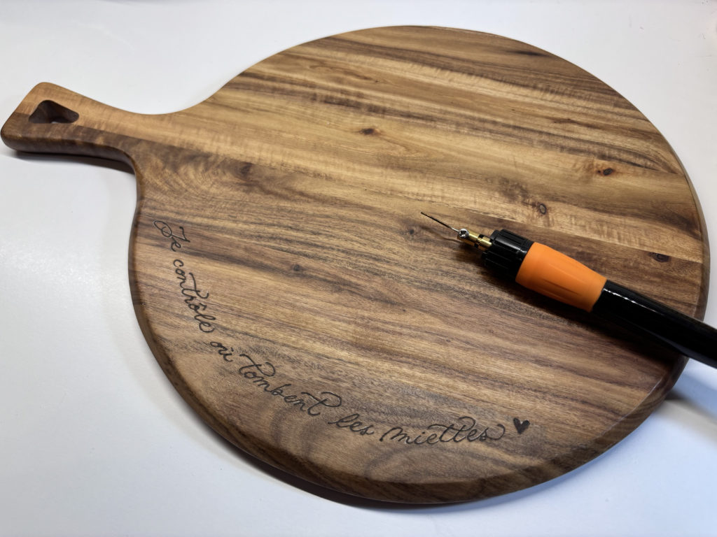 Sanda Letter engraving and calligraphy in Switzerland - wood burning planche à découper