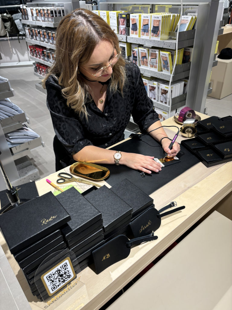 Sanda Letter engraving and calligraphy in Switzerland - hot foil - black luggage tags