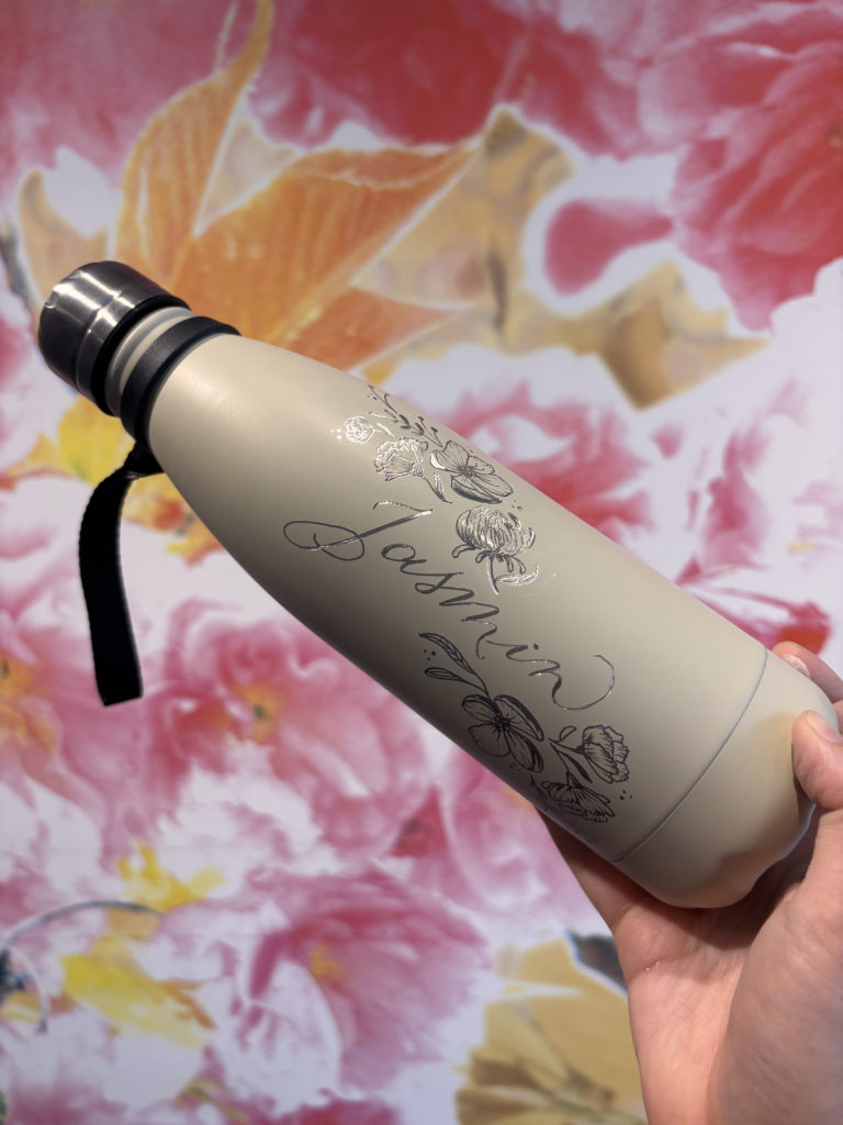 Sanda Letter_Engraver & Calligrapher in Switzerland_ENGRAVING - Jasmin beige bloomed thumbler